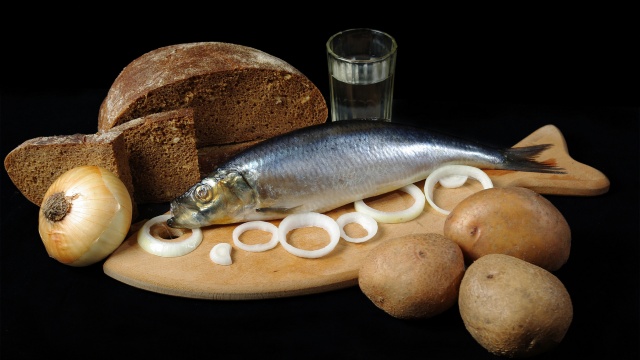 potatoes, Black bread, ring, herring, onion