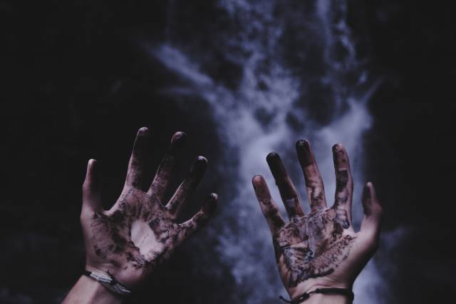 hands, отравление, грязные, bracelets, smoke, что-то черное