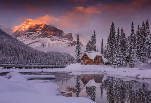 природа, канада, зима, снежные горы, снег, лес, озеро возле гор, домик