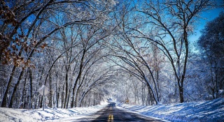 зима, гора, снег, деревья, дорога, солнце, небо, синий