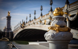 Мост Александра III, Париж, Франция, Мост Александра III, Париж, Франция, река, Сена, город, мост, архитектура, фонари, фигура, ящерица, скульптуры, размытость