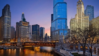 Chicago, město, večer, světla, osvětlení, řeka, most, mrakodrapy, nebe, krása, stromy, schodiště, hodinky