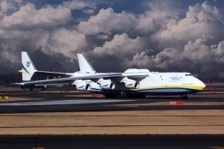 an-225, Mria, nejvíce, velký, letadlo, v, světě, Ukrajina, hmotnost, 590 tun, nosnost, 254 tun, rychlost 762 km, vzletová pruh, nebe, mraky