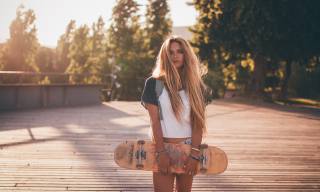 дівчина, довге волосся, красуня, скейтборд