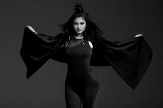 Kylie Jenner, tmavé pozadí