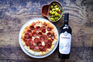 піца, с колбасой, оливки, вино