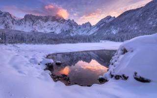 природа, зима, снег, закат, горы, озеро, отражение, лес, деревья