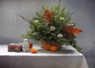 svátek, Nový rok, Vánoce, stůl, košík, větvičky, smrk, vánoční strom, listy, bobule, цитрусы, mandarinky, figurka, medvěd, коробка подарок