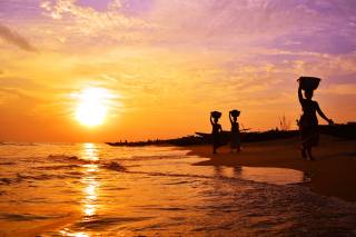 India, sea, surf, women, the sun, evening